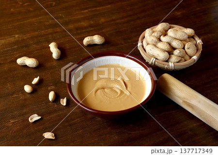 テーブル背景のすり鉢ですった手作りピーナッツバター 137717349