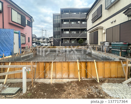 コンクリート打ち込み直前の戸建て住宅の基礎工事の現場 コンクリート打ち込み直前の戸建て住宅の基礎工事の現場 137717364