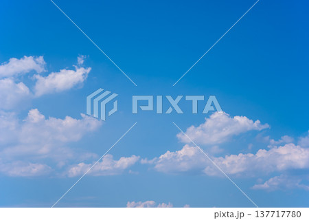 青空に浮かぶ白い雲《自然・風景素材》 青空に浮かぶ白い雲《自然・風景素材》 137717780