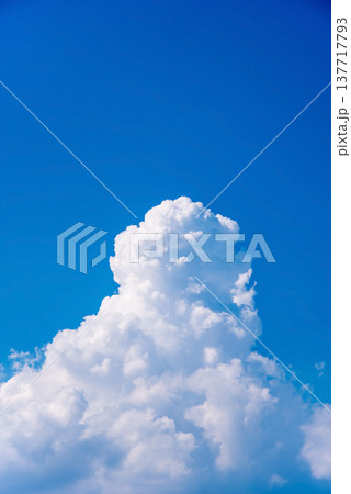 青空に浮かぶ白い雲《自然・風景素材》 青空に浮かぶ白い雲《自然・風景素材》 137717793