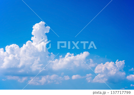 青空に浮かぶ白い雲《自然・風景素材》 137717799