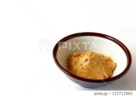 白背景のすり鉢ですった手作りピーナッツバター 137717885