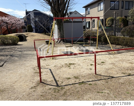 住宅街の小さな公園 137717889