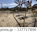 公園にあるブランコ 137717890