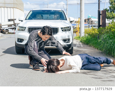 交通事故を起こして被害者を救助するドライバー 交通事故を起こして被害者を救助するドライバー 137717929