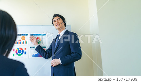 セミナーで講演する男性ビジネスパーソン セミナーで講演する男性ビジネスパーソン 137717939