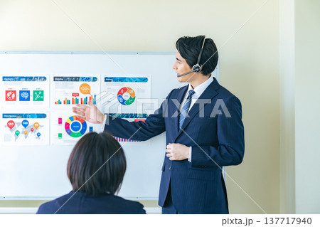 セミナーで講演する男性ビジネスパーソン 137717940