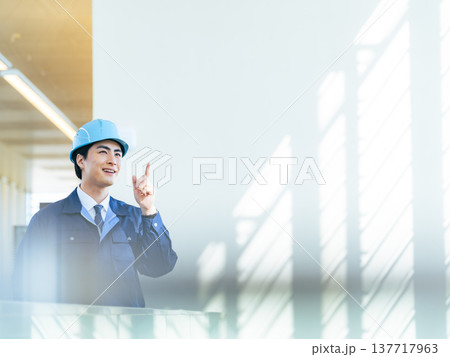建物を点検する男性作業員 137717963