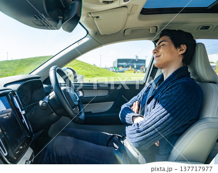 自動車の運転席で眠る男性ドライバー 137717977