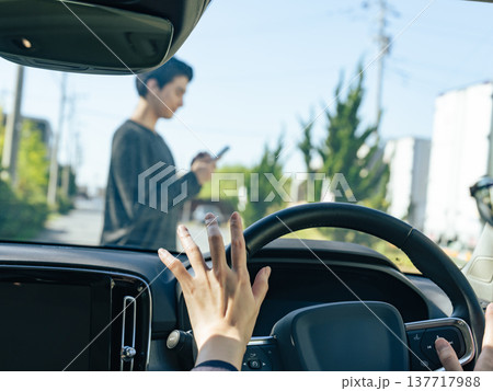 スマホを持って歩いて自動車に轢かれかける男性 スマホを持って歩いて自動車に轢かれかける男性 137717988