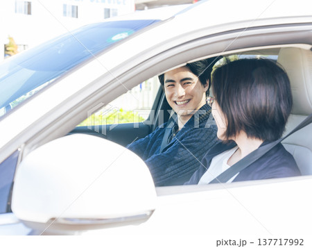 自動車に乗ってドライブするカップル 137717992