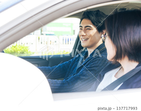 自動車に乗ってドライブするカップル 137717993