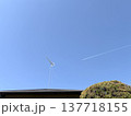 屋根の上のテレビアンテナと飛行機雲 137718155