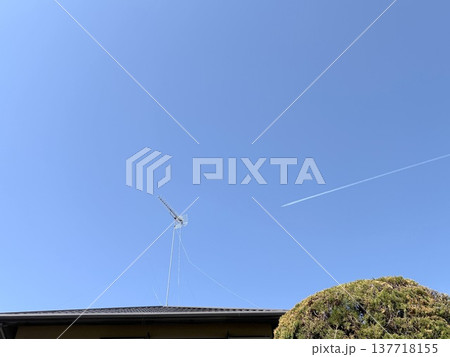 屋根の上のテレビアンテナと飛行機雲 屋根の上のテレビアンテナと飛行機雲 137718155