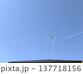 屋根の上のテレビアンテナと飛行機雲 137718156