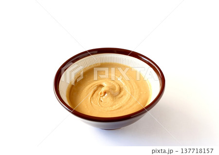 白背景のすり鉢ですった手作りピーナッツバター 137718157