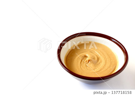 白背景のすり鉢ですった手作りピーナッツバター 白背景のすり鉢ですった手作りピーナッツバター 137718158