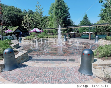 公園にある噴水 公園にある噴水 137718214
