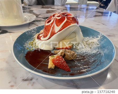 苺が乗ったパンケーキ 137718240