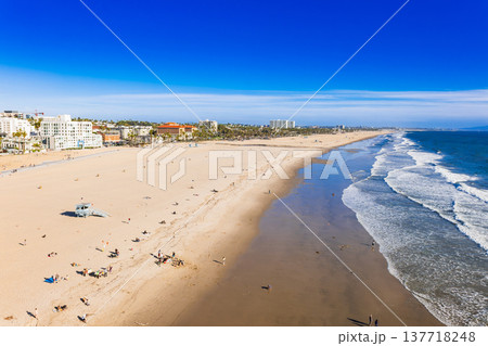 ロサンゼルス　サンタモニカ・ビーチ 137718248