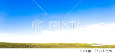 雪が残る早春の北海道美瑛町の丘の上にある小麦畑の風景 雪が残る早春の北海道美瑛町の丘の上にある小麦畑の風景 137718670