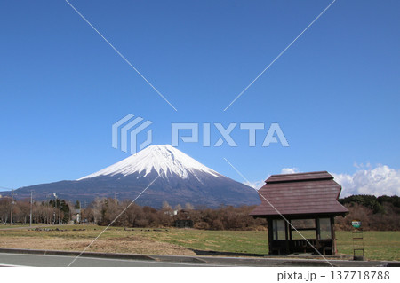 富士山とバス停 富士山とバス停 137718788