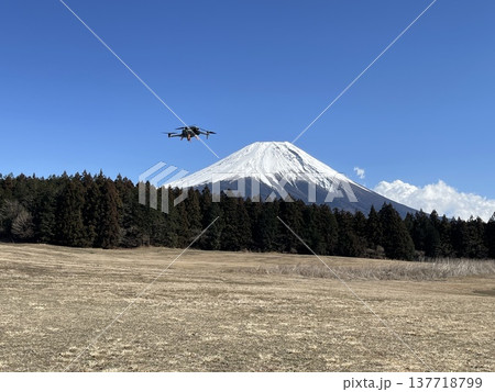 富士山を背景に飛ぶドローン機体 富士山を背景に飛ぶドローン機体 137718799