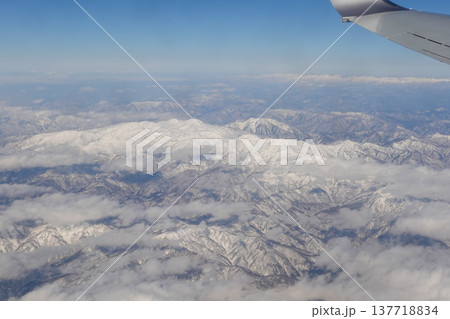 雪の日本アルプス・富士山（空撮） 137718834