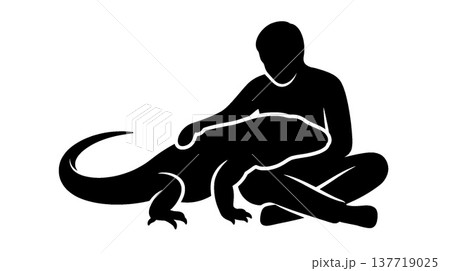 座ってトカゲを撫でる人のシルエット 137719025