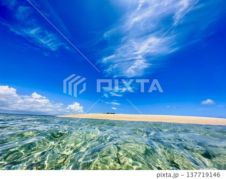 沖縄 知念海岸ウカビ島の透明な海と青空 沖縄 知念海岸ウカビ島の透明な海と青空 137719146