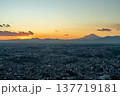 夕暮れ時の横浜の街並みと富士山 137719181