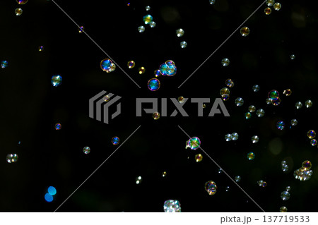 黒背景に浮かぶ虹色のシャボン玉 137719533
