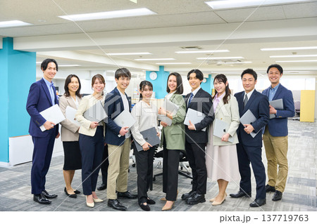 オフィスの広い空間で集合したビジネスパーソンの男女大人数 全身写真撮影 オフィスの広い空間で集合したビジネスパーソンの男女大人数 全身写真撮影 137719763