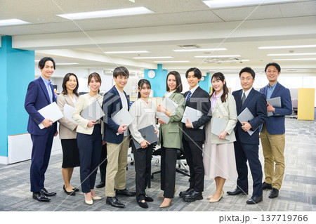 オフィスの広い空間で集合したビジネスパーソンの男女大人数 全身写真撮影 オフィスの広い空間で集合したビジネスパーソンの男女大人数 全身写真撮影 137719766