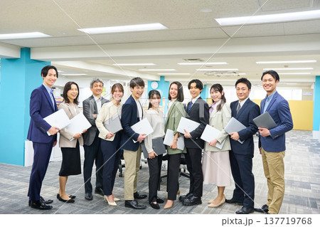 オフィスの広い空間で集合したビジネスパーソンの男女大人数 全身写真撮影 オフィスの広い空間で集合したビジネスパーソンの男女大人数 全身写真撮影 137719768