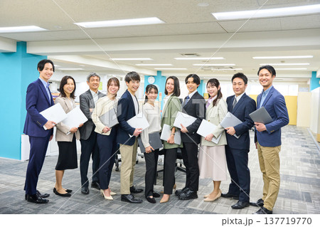 オフィスの広い空間で集合したビジネスパーソンの男女大人数 全身写真撮影 オフィスの広い空間で集合したビジネスパーソンの男女大人数 全身写真撮影 137719770