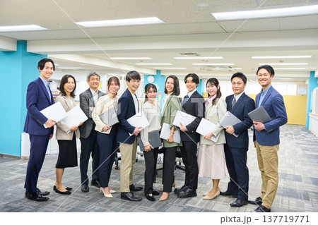 オフィスの広い空間で集合したビジネスパーソンの男女大人数 全身写真撮影 オフィスの広い空間で集合したビジネスパーソンの男女大人数 全身写真撮影 137719771