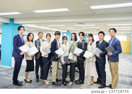 オフィスの広い空間で集合したビジネスパーソンの男女大人数 全身写真撮影 オフィスの広い空間で集合したビジネスパーソンの男女大人数 全身写真撮影 137719774