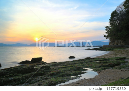 水平線に沈む夕日 137719880