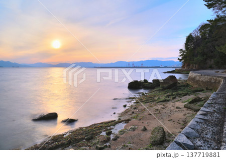 美しい海岸の夕日 美しい海岸の夕日 137719881