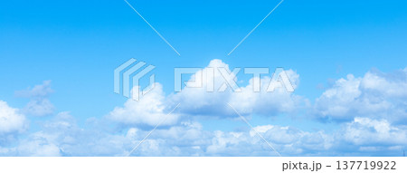 青い空と白い雲のシンプルな風景 137719922