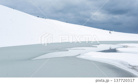 鳥取砂丘の雪景色 137720317