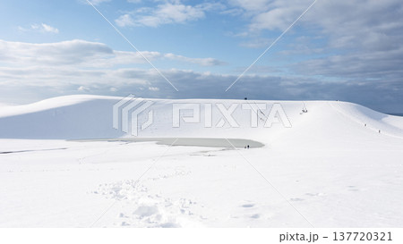 鳥取砂丘の雪景色 鳥取砂丘の雪景色 137720321