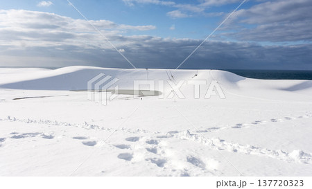鳥取砂丘の雪景色 鳥取砂丘の雪景色 137720323