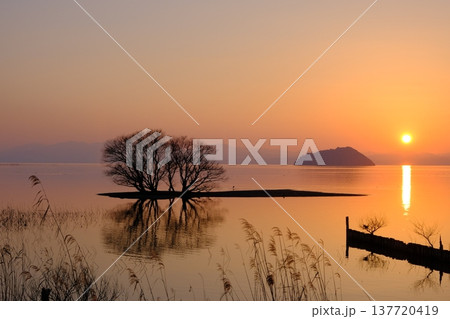琵琶湖と竹生島の夕日の風景 琵琶湖と竹生島の夕日の風景 137720419