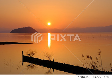 琵琶湖と竹生島の夕日の風景 琵琶湖と竹生島の夕日の風景 137720420