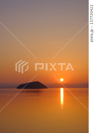 琵琶湖と竹生島の夕日の風景 137720422