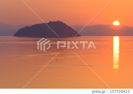 琵琶湖と竹生島の夕日の風景 137720423