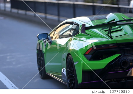 緑のスポーツカー　イメージ 137720850