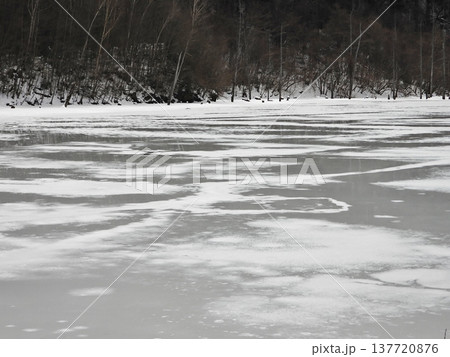 早春の王滝自然湖の湖面の景色 137720876